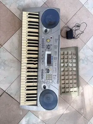 YAMAHA PSR 275 keyboard