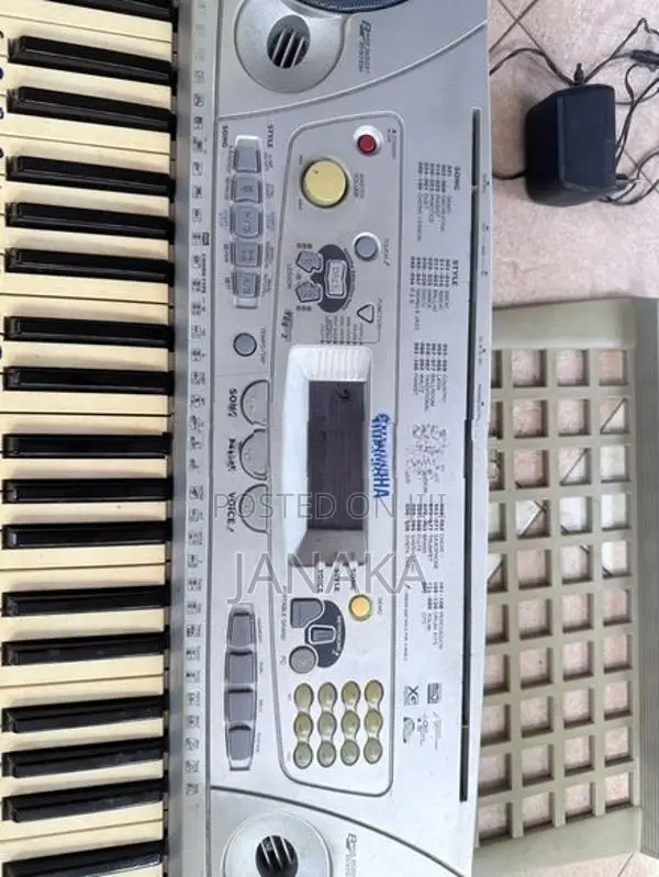 YAMAHA PSR 275 keyboard