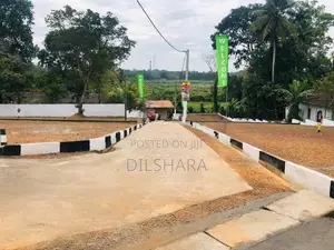 කැකනදුරෙන් ඉඩමක්