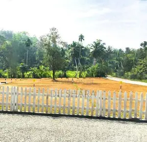 වෙලකට මුහුණලා ඉඩමක් මාතර