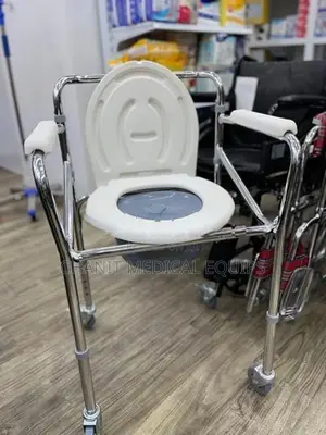 Commode chair with wheel