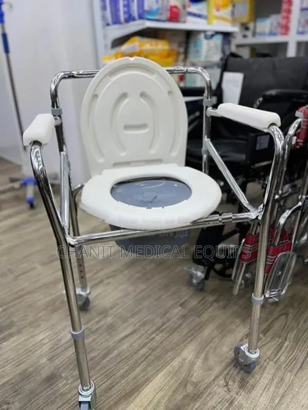 Commode chair with wheel