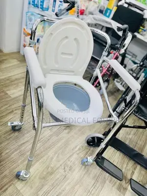 Commode chair with wheel