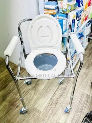 Commode chair with wheel