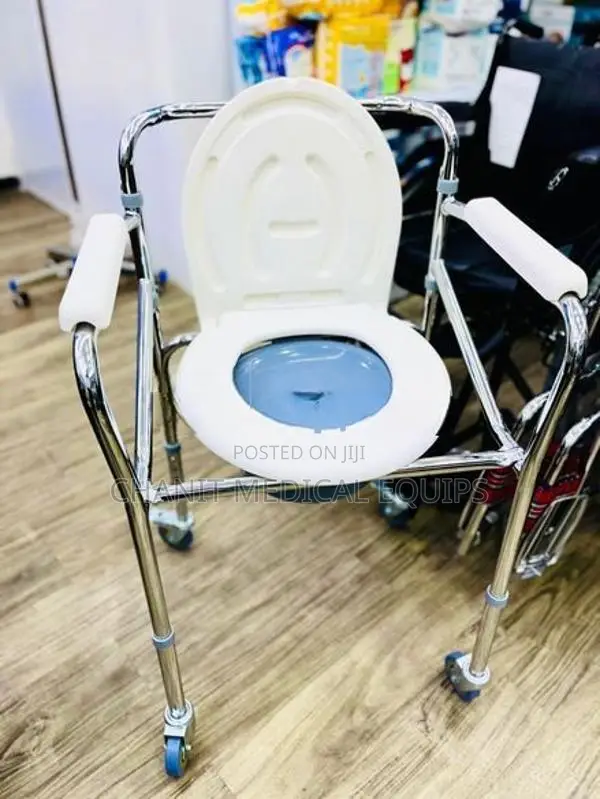 Commode chair with wheel