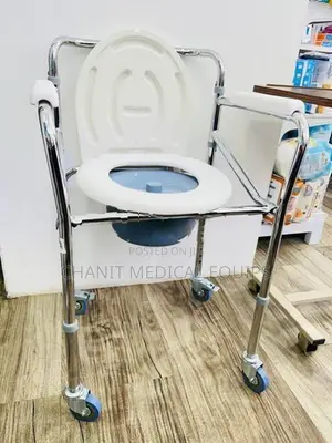 Commode chair with wheel