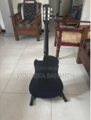Suzuki 6 string box guitar used with bag