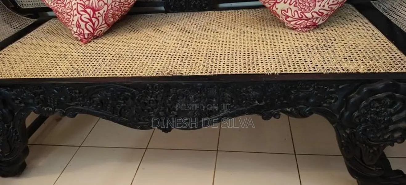 Ebony Sofa (කවිචිචිය)