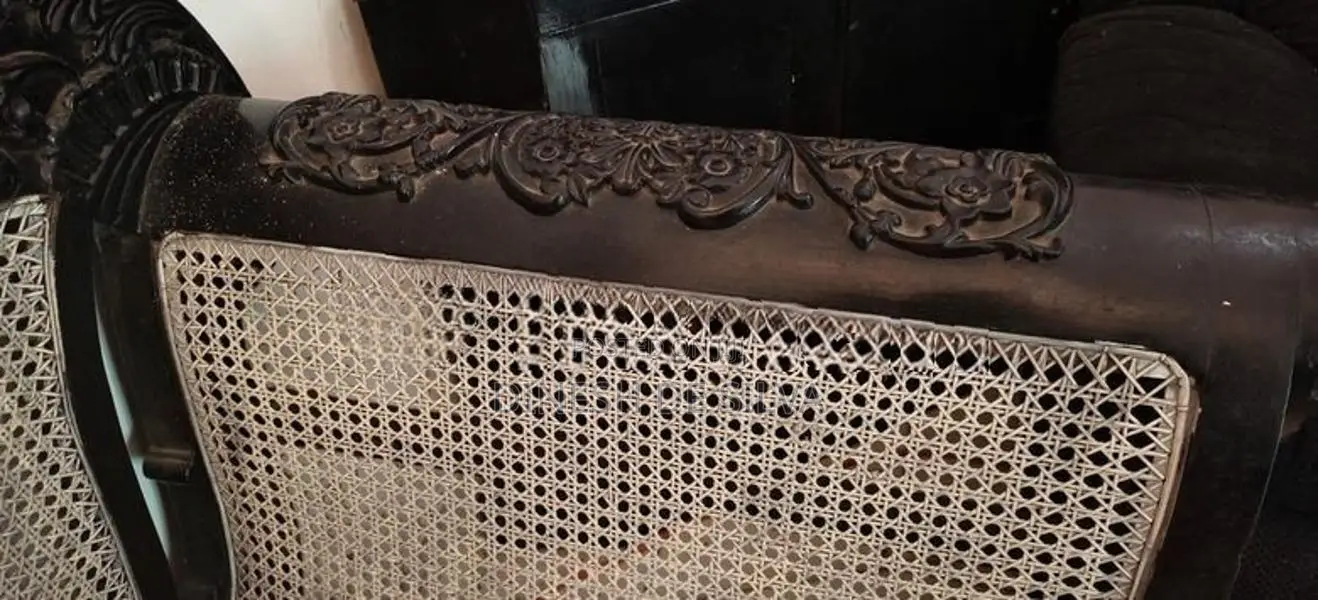 Ebony Sofa (කවිචිචිය)