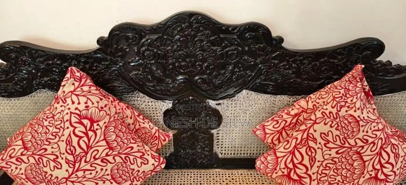 Ebony Sofa (කවිචිචිය)