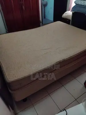 King/Queen size large bed with Mattress