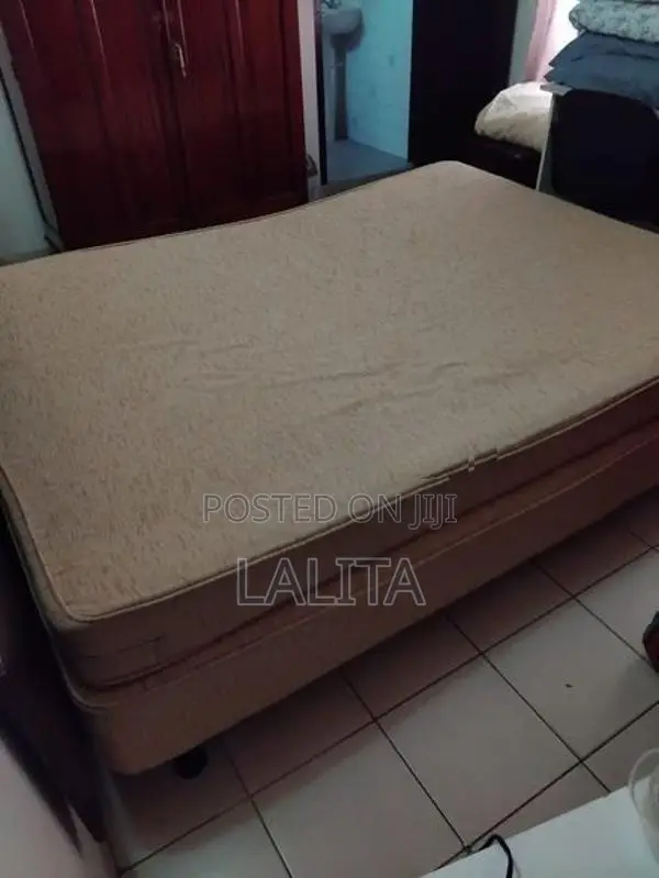 King/Queen size large bed with Mattress