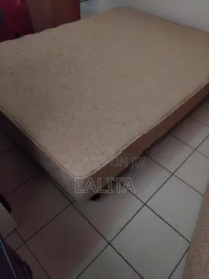 King/Queen size large bed with Mattress