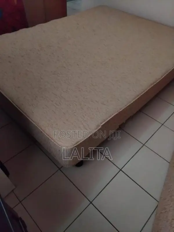 King/Queen size large bed with Mattress