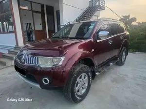Mitsubishi Montero 2012