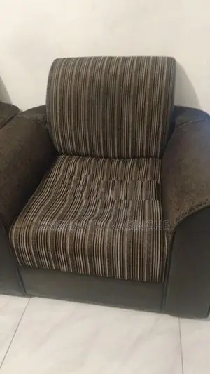 පාවිච්චි කරන ලද sofa set එකක් විකිණීමට ඇත