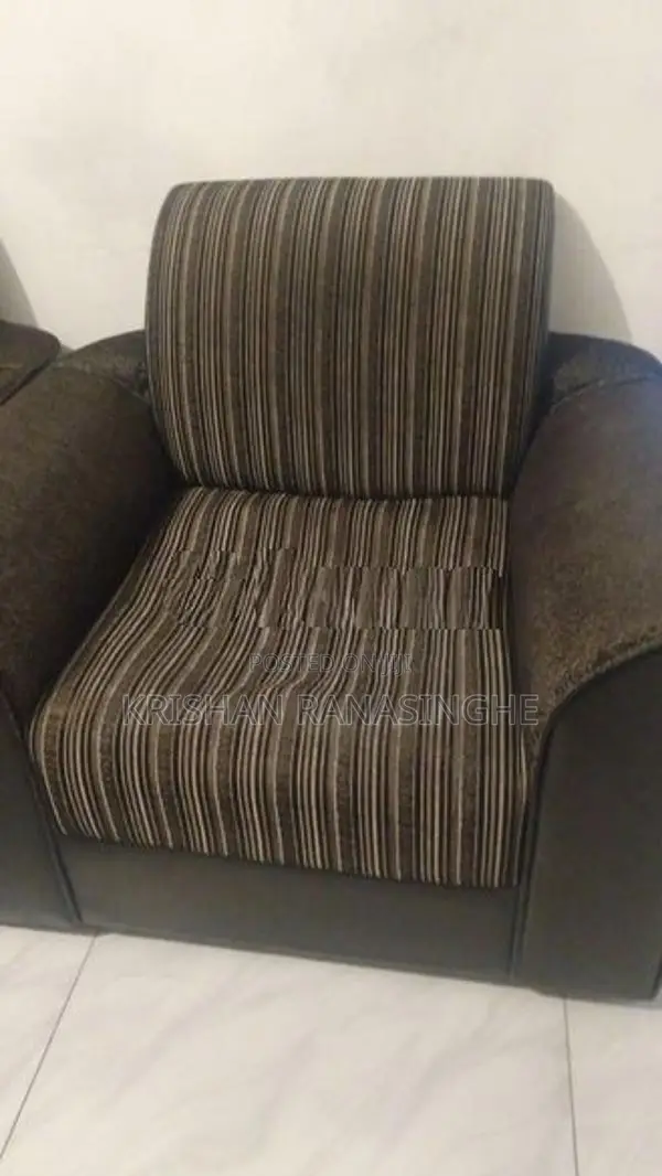 පාවිච්චි කරන ලද sofa set එකක් විකිණීමට ඇත