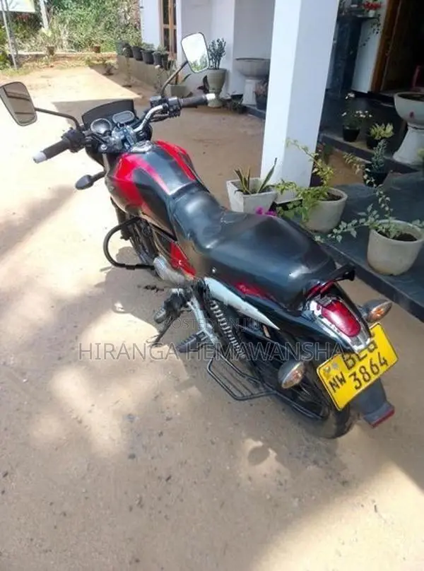 Bajaj V15 2016