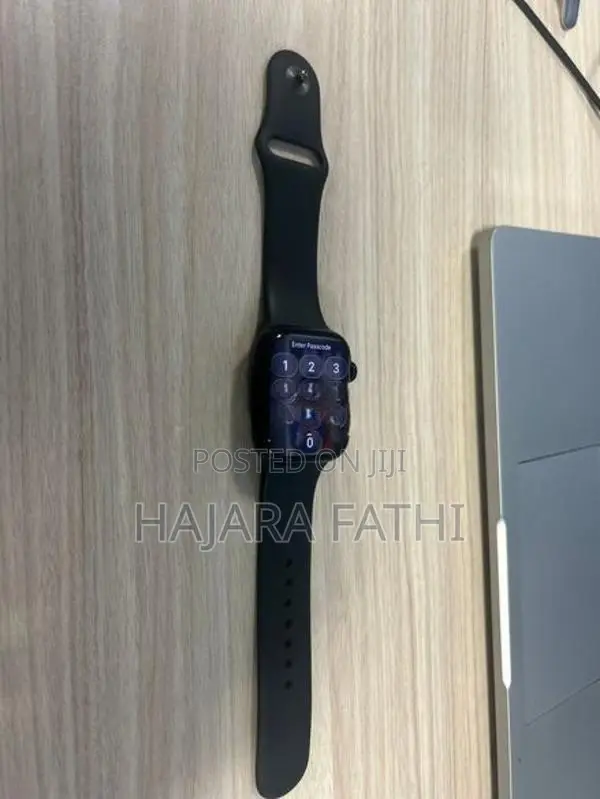 Apple Watch Series 8 45mm - Black Excellent*