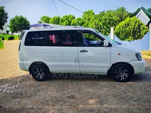 Toyota Noah 2004