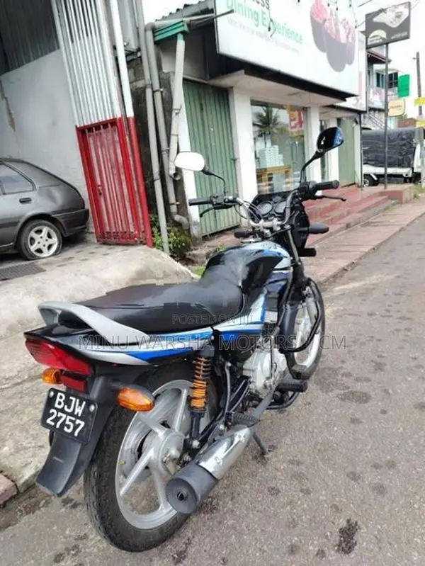 Bajaj CT100 2025
