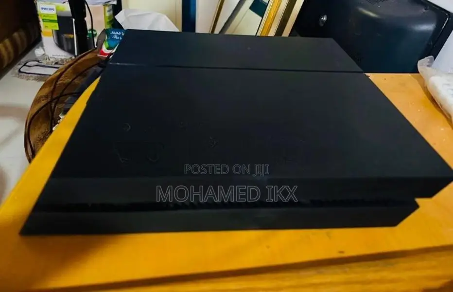 PS4 500GB 4 with Controllers