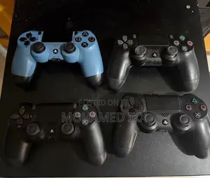 PS4 500GB 4 with Controllers