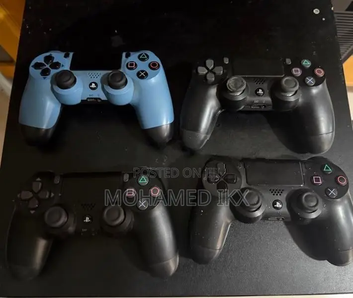 PS4 500GB 4 with Controllers