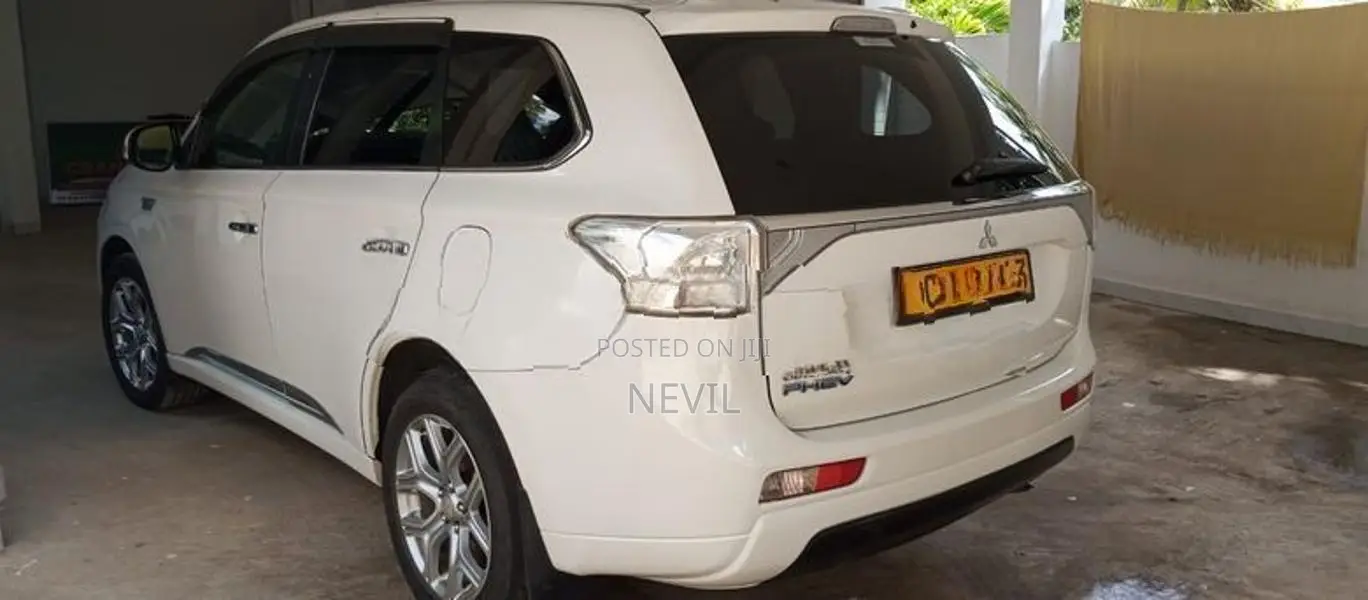 Mitsubishi Outlander PHEV 2015