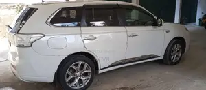 Mitsubishi Outlander PHEV 2015