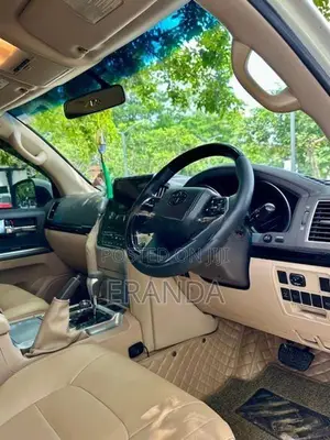 Toyota Land Cruiser Sahara 2013