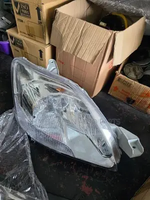 toyota yaris head light