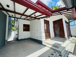 ඉහල නේවාසික පරිසරයක පිහිටි අති නවීන නිවසක් විකිණීමට ඇත - Piliyandala