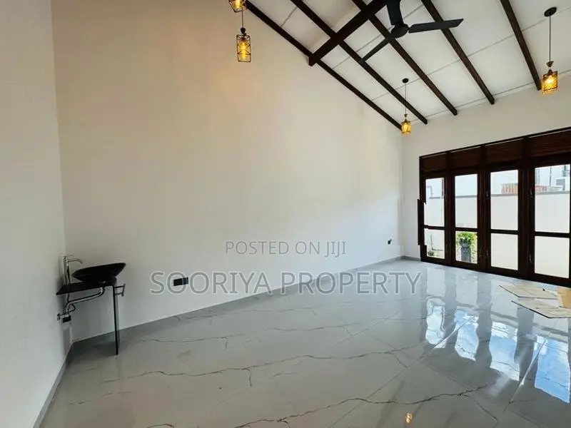 ඉහල නේවාසික පරිසරයක පිහිටි අති නවීන නිවසක් විකිණීමට ඇත - Piliyandala