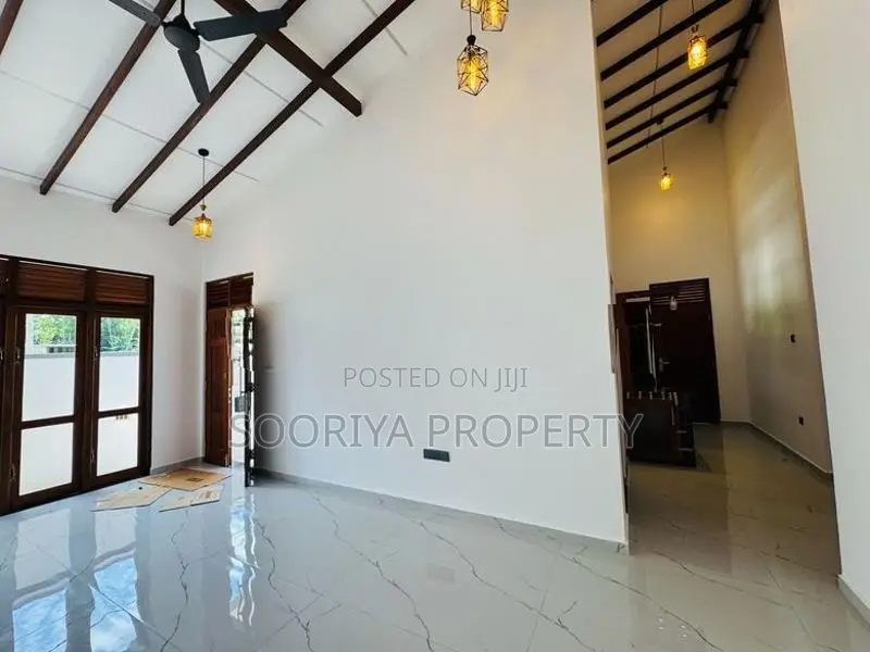 ඉහල නේවාසික පරිසරයක පිහිටි අති නවීන නිවසක් විකිණීමට ඇත - Piliyandala