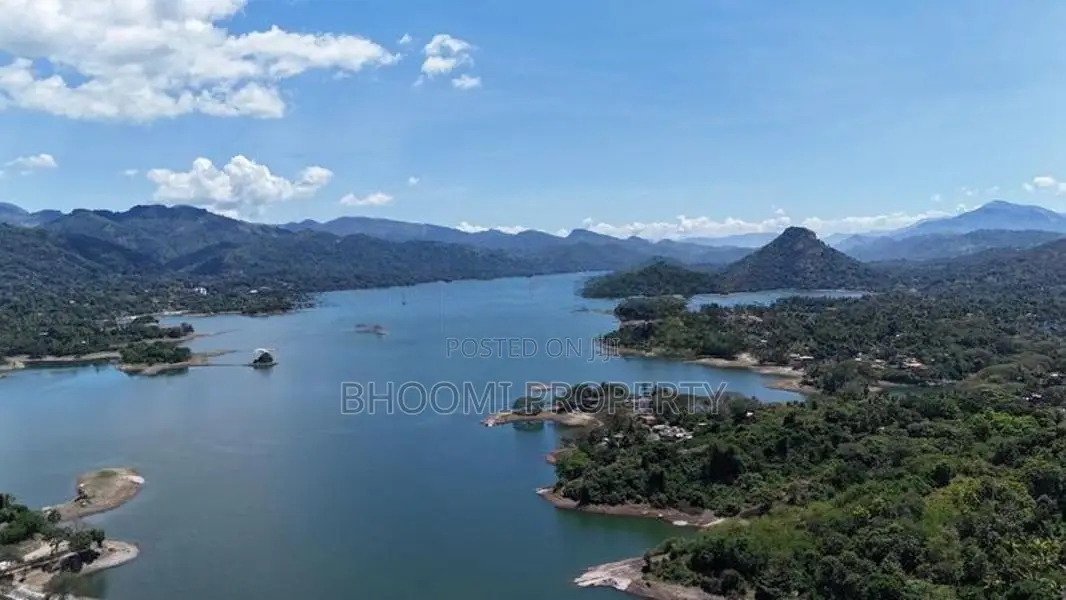 දිගන වික්ටෝරියා ජලාශය පේන දුරින් නේවාසික බිම්කොටස්