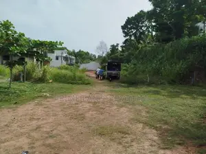 පිලියන්දල ,කහපොල බස් පාරට මුහුනලා බිම් කොටසක් විකිණීමට