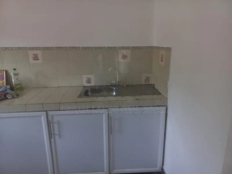 Upper floor for rent in pitakotte