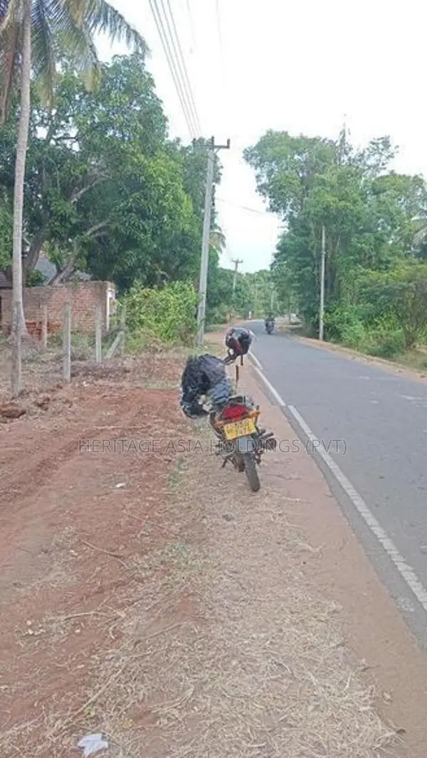 අනුරාධපුරයෙන් ඉඩමක්