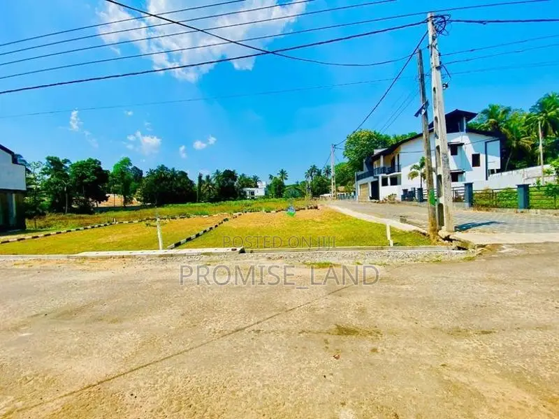 Land for Sale in Athurugiriya Town – 8 Perch Block M21