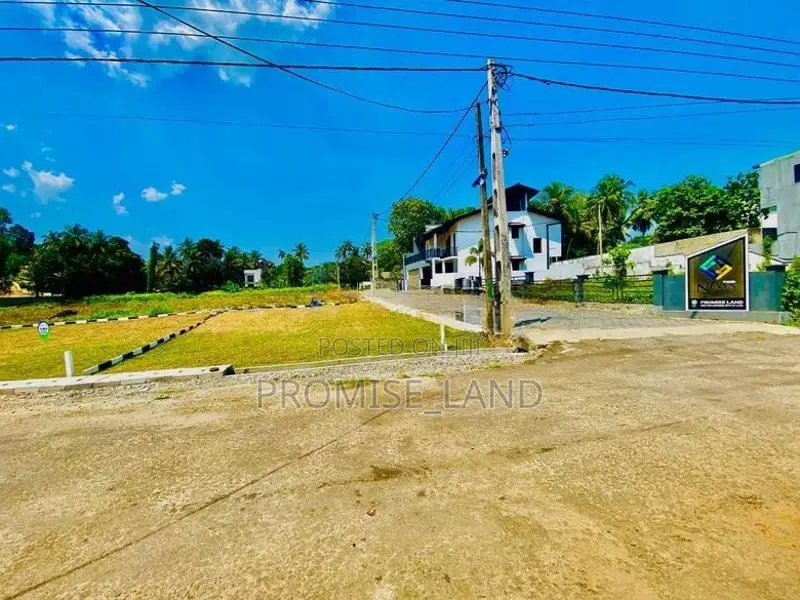 Land for Sale in Athurugiriya Town – 8 Perch Block M21