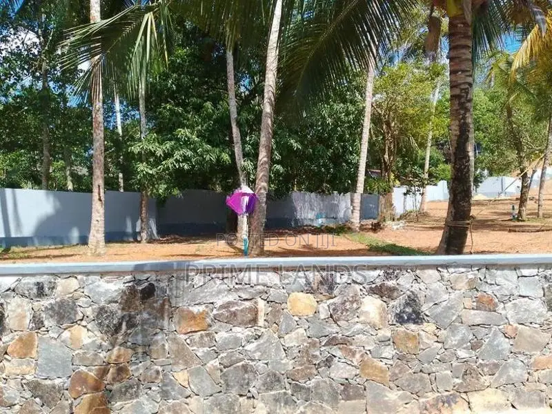 කරාපිටිය රෝහල ආසන්නයේ බිම් කොටස් විකිණීමට