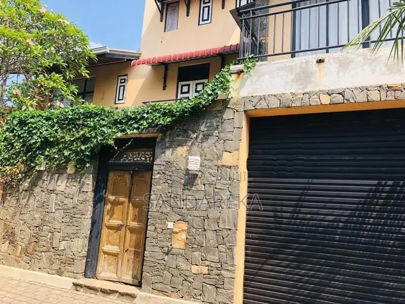 Modern House with A Touch of Vintage Koralawella