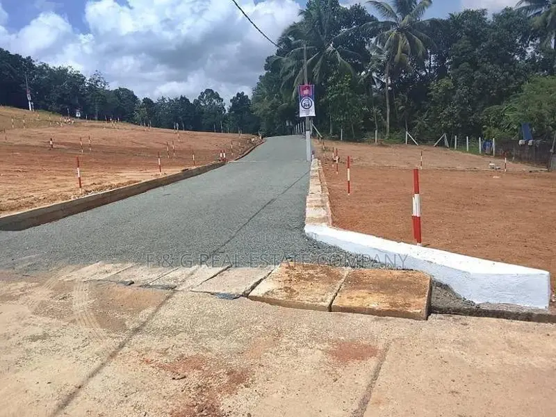 මීපේ නගරයේ ඉංගිරිය (124) ප්‍රධාන බස් පාරට මුහුණලා ඉඩමක්