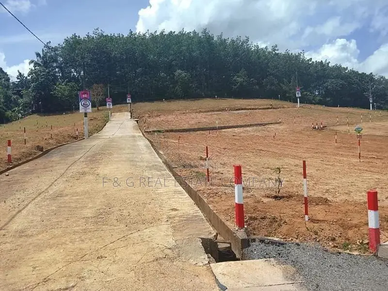 මීපේ නගරයේ ඉංගිරිය (124) ප්‍රධාන බස් පාරට මුහුණලා ඉඩමක්