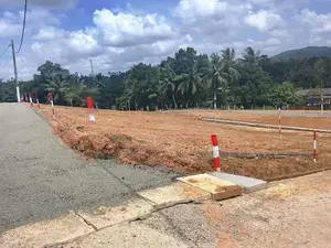 මීපේ නගරයේ (124) ප්‍රධාන බස් පාරට මුහුණලා බිම්කොටස්