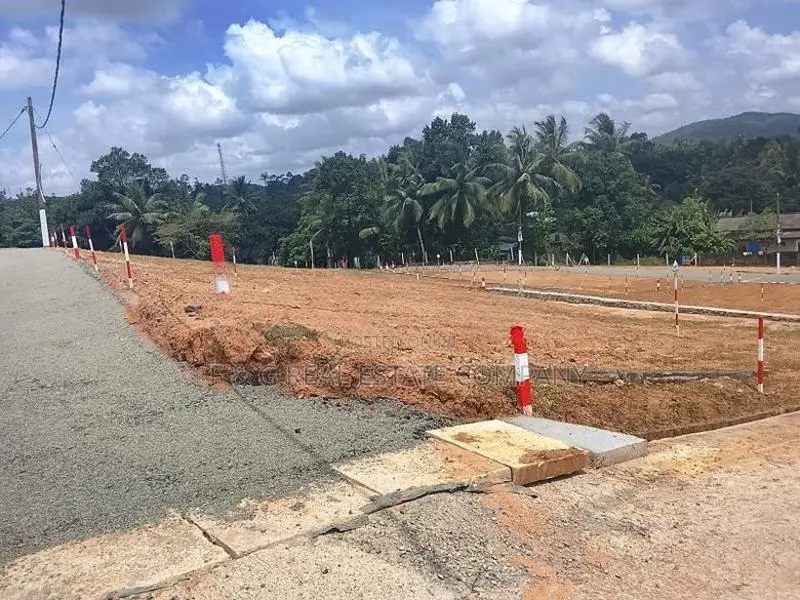 මීපේ නගරයේ (124) ප්‍රධාන බස් පාරට මුහුණලා බිම්කොටස්