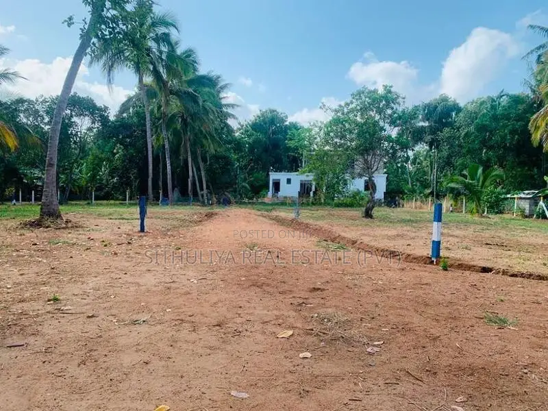 අනුරාධපුර නගරයට ලගම බිම් කොටස්