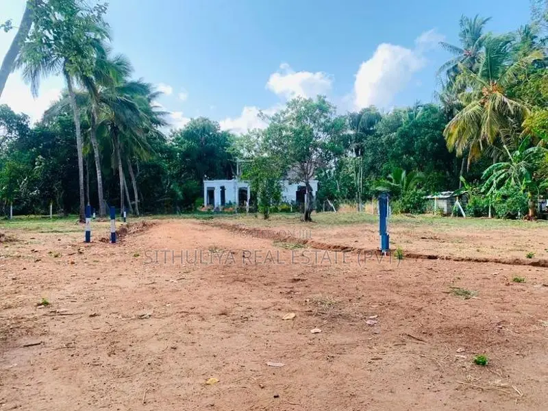 අනුරාධපුර නගරයට ලගම බිම් කොටස්