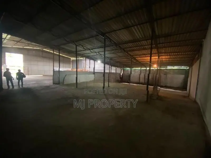 ( GC-1095)Valuable Commercial 6000SQFT Stores Building Rent in Meegoda